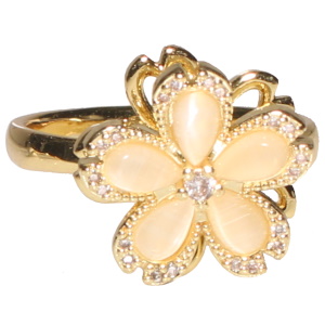 Bague en acier doré surmontée d'une fleur rotative sertie de strass et de cristaux. Bague anti stress avec un objet rotatif pour soulager l'anxiété et le stress. Taille ajustable.