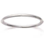 Bracelet jonc rigide ovale en argent 925/000. Ouverture articulée.