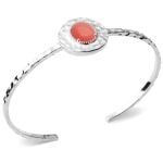 Bracelet jonc martelé en argent 925/000 rhodié et pierre synthétique de couleur rouge corail.