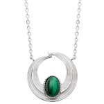 Collier avec pendentif cercle en argent 925/000 rhodié et pierre malachite sertie clos. Fermoir mousqueton avec anneaux de rappel à 40, 42 et 45 cm.