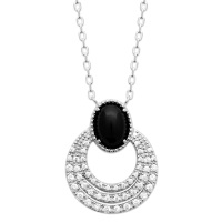 Collier en argent 925/000 rhodié avec pendentif 3 cercles sertis d'oxydes de zirconium surmonté d'une véritable pierre d'agate noire sertie 4 griffes de forme ovale. Fermoir mousqueton avec anneaux de rappel à 40, 42 et 45 cm. L'agate représente l'équilibre et l'harmonie. Elle est symbole de force et de soutien dans les moments difficiles en recentrant les énergies. Pierre d'ancrage à la terre, elle aide à disperser les énergies négatives et confère stabilité et confiance de soi.