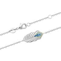 Bracelet composé d'une chaîne et d'une plume de paon en argent 925/000 rhodié pavée en partie de pierres synthétiques de couleurs bleues et transparentes. Fermoir mousqueton avec anneaux de rappel à 16 et 18 cm.
