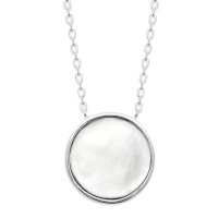 Collier composé d'une chaîne en argent 925/000 rhodié et d'un pendentif pastille de forme ronde sertie clos d'une nacre. Fermoir mousqueton avec anneaux de rappel à 40, 42 et 45 cm.