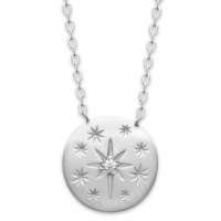 Collier composé d'une chaîne en argent 925/000 rhodié et d'un pendentif pastille ronde avec motifs d'étoiles gravées en argent 925/000 rhodié surmontée d'un oxyde de zirconium blanc. Fermoir mousqueton avec anneaux de rappel à 40, 42 et 45 cm.