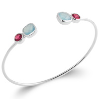 Bracelet jonc fil rond ouvert en argent 925/000 rhodié surmonté de pierres véritables de couleur bleue et rose serties clos.