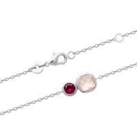 Bracelet composé d'une chaîne en argent 925/000 rhodié et deux pierres véritables rose et transparente serties clos. Fermoir mousqueton avec anneaux de rappel à 16 et 18 cm.
