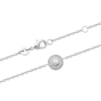 Bracelet composé d'une chaîne en argent 925/000 rhodié surmontée d'une pastille ronde avec un pavage en forme de cercle d'oxydes de zirconium blancs et au milieu un oxyde de zirconium blanc serti clos de forme ronde. Fermoir mousqueton avec anneaux de rappel à 16 et 18 cm.