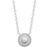 Collier composé d'une chaîne en argent 925/000 rhodié et d'un pendentif pastille ronde avec un pavage en forme de cercle d'oxydes de zirconium blancs et au milieu un oxyde de zirconium blanc serti clos de forme ronde. Fermoir mousqueton avec anneaux de rappel à 40, 42 et 45 cm.