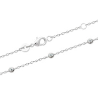 Bracelet composé d'une chaîne en argent 925/000 rhodié et 5 oxydes de zirconium blancs sertis clos de forme ronde. Fermoir mousqueton avec anneaux de rappel à 16 et 18 cm.
