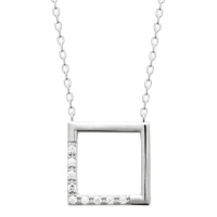 Collier composé d'une chaîne et d'un pendentif de forme carré ajouré en argent 925/000 rhodié et pavé en partie d'oxydes de zirconium blancs. Fermoir mousqueton avec anneaux de rappel à 40, 42 et 45 cm.