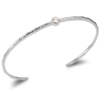 Bracelet jonc ouvert martelé en argent 925/000 rhodié surmonté d'un oxyde de zirconium blanc serti clos.