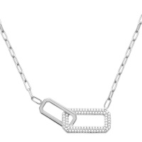 Collier composé d'une chaîne et d'un pendentif deux maillons en argent 925/000 rhodié dont un pavé d'oxydes de zirconium blancs. Fermoir mousqueton avec anneaux de rappel à 40, 42 et 45 cm.