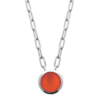 Collier composé d'une chaîne en argent 925/000 rhodié et d'une véritable pierre d'agate rouge sertie clos. Fermoir mousqueton avec anneaux de rappel à 40, 42 et 45 cm.