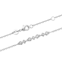 Bracelet composé d'une chaîne en argent 925/000 rhodié et des formes géométriques pavées d'oxydes de zirconium blancs. Fermoir mousqueton avec anneaux de rappel à 16 et 18 cm.