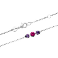 Bracelet composé d'une chaîne en argent 925/000 rhodié et de trois pierres de couleur rose et violette serties clos. Fermoir mousqueton avec anneaux de rappel à 16 et 18 cm.