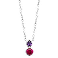 Collier composé d'une chaîne en argent 925/000 rhodié et d'un pendentif serti de pierres synthétiques de couleur rose et violette en forme de goutte et de forme ronde. 
Fermoir mousqueton avec anneaux de rappel à 40, 42 et 45 cm.