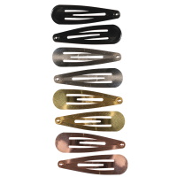 Lot de 8 clic-clacs en métal de couleur.