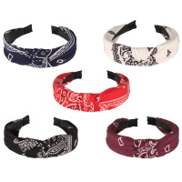 Serre-tête en plastique noir recouvert d'un bandana. 5 coloris différents. Vendu à l'unité.