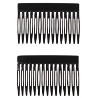 Lot de deux peignes en plastique noir.