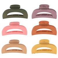 Pince crabe pour cheveux en plastique multicolore mat. 6 coloris différents. Votre préférence en commentaires. Vendu à l'unité.