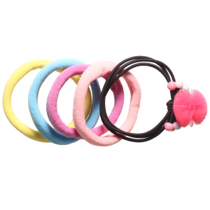 Lot de 4 élastiques pour cheveux en textile multicolores et d'un élastique triple rangs avec perles et une rose en textile.