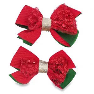 Paire d'ornements pour cheveux festifs, ces barrettes pinces sont conçues avec des rubans rouges et verts, ornés de paillettes rouges scintillantes et d'un nœud central doré étincelant. Ces accessoires ajouteront une touche de gaieté à toute coiffure.