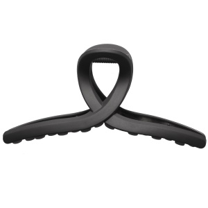 Pince crabe pour cheveux en plastique de couleur noire.
