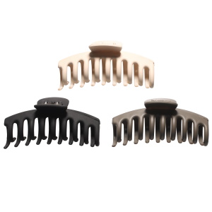 Pince crabe pour cheveux en plastique de couleur. 3 coloris différents. Vendu à l'unité. Votre préférence en commentaire.