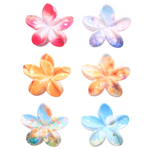 Pince crabe pour cheveux en forme de fleur en plastique de couleur avec motifs. 6 coloris différents. Vendu à l'unité. votre préférence en commentaire.