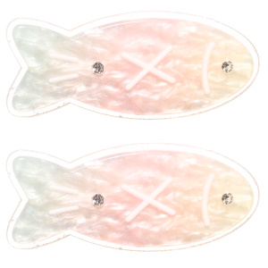 Lot de deux pinces plates en forme de poissons multicolores sertis de strass.
