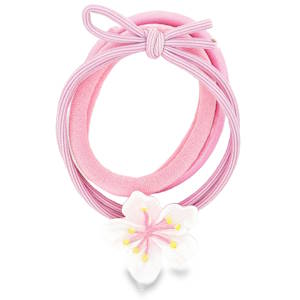 Ce lot de 3 élastiques à cheveux ornés d'une délicate fleur est l'accessoire parfait pour ajouter une touche de douceur et de féminité à votre coiffure. Sa conception soignée et ses couleurs pastel en font un choix idéal pour toutes les occasions, des plus décontractées aux plus élégantes.