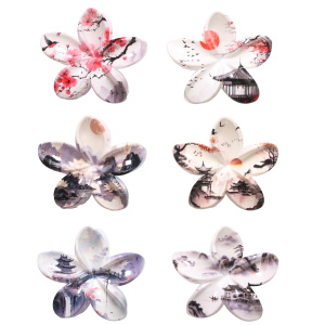 Pince crabe pour cheveux en forme de fleur avec des motifs japonais. 6 coloris différents. Vendu à l'unité. Votre préférence en commentaire.