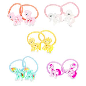 Cette ravissante paire d'élastiques est l'accessoire idéal pour apporter une touche de magie et de couleur aux coiffures des enfants. Inspirée de l'univers enchanté des poneys, elle allie praticité et fantaisie. Chaque élastique est orné d'une figurine en relief représentant le célèbre poney volant. Vendu par paire. Votre préférence en commentaires.