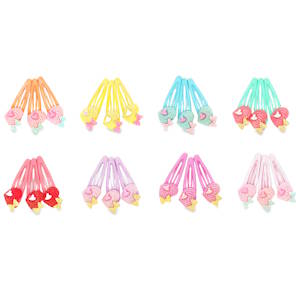 Ajoutez une touche de couleur et de fantaisie à toutes les coiffures avec ce trio de barrettes clic-clac. Conçues pour offrir un maintien impeccable tout au long de la journée, elles allient praticité et esthétisme pour le plus grand bonheur des petites et des grandes. Chaque barrette est surmontée d'un cœur en relief au fini texturé (effet cordelette et pailleté), agrémenté d'un minuscule nœud contrastant pour un look irrésistible. Disponibles dans une palette de tons pastel et acidulés (rose, bleu turquoise, jaune soleil, corail...), parfaites pour assortir à toutes les tenues. Vendu par lot de 3. Votre préférence en commentaires.