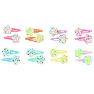 Cette ravissante paire de barrettes à clipser apporte une touche de fraîcheur et de gaieté à toutes les coiffures. Conçues pour un maintien facile et rapide, elles sont parfaites pour dégager les mèches du visage ou simplement décorer une chevelure. Chaque barrette est ornée d'une généreuse fleur en tissu aux pétales arrondis, décorée de motifs floraux miniatures multicolores. Disponibles dans une large palette de tons pastel et acidulés (rose poudré, bleu lagon, jaune soleil, vert menthe, etc.), ces barrettes s'accordent avec toutes les tenues d'été. Vendu par paire. Votre préférence en commentaires.