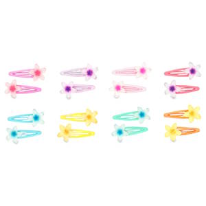 Apportez une touche de fraîcheur et de couleur à votre coiffure avec ce lot de 2 barrettes clic-clac. Parfaites pour maintenir les mèches rebelles ou simplement pour accessoiriser un look estival, ces barrettes allient praticité et style. Chaque barrette est surmontée d'une petite fleur en relief aux pétales légèrement translucides, rappelant la douceur des frangipaniers. Le cœur de la fleur présente un dégradé de couleur vibrant qui s'estompe vers des pointes claires, offrant un effet visuel très soigné. Idéales pour les enfants comme pour les adultes, elles se portent aussi bien sur une queue-de-cheval, une tresse, ou pour dégager le visage avec légèreté. Disponibles dans une palette de tons pastel et acidulés (rose, bleu turquoise, jaune soleil, corail...), parfaites pour assortir à toutes les tenues. Vendu par lot de 2. Votre préférence en commentaires.