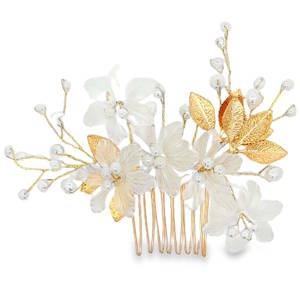 Sublime peigne à cheveux ornée de perles nacrées, un bijou délicat et raffiné pour sublimer votre coiffure. Des perles rondes, éclatantes et lumineuses, sont délicatement montées sur une structure en métal doré. Une composition florale et aérienne parfaite pour une touche d'élégance discrète.
