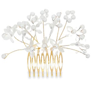 Cet élégant peigne à cheveux ornée de fleurs blanches délicates et de perles nacrées est l'accessoire parfait pour sublimer une coiffure de mariage ou une occasion spéciale. Sa structure dorée apporte une touche de sophistication et de raffinement.