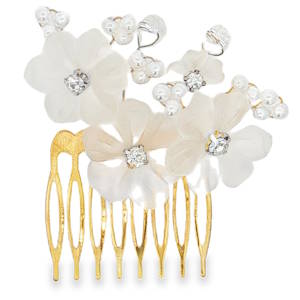 Sublime peigne dorée, ornée de délicates fleurs nacrées et de perles fines. Un accessoire de coiffure idéal pour illuminer votre chevelure avec une touche romantique et sophistiquée. Confectionnée avec des matériaux de haute qualité, cet peigne apporte une élégance subtile à votre coiffure pour les occasions spéciales.
