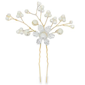 Sublime épingle à cheveux ornée de perles délicates et d'une fleur stylisée. Les perles, taillées en cabochon rond, apportent une touche de douceur et d'élégance. La structure en métal doré jaune accentue l'éclat des perles, créant un contraste raffiné. Cette broche est idéale pour agrémenter une tenue de cérémonie ou pour apporter une touche sophistiquée à votre style quotidien.