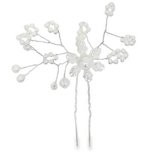 Sublime épingle à cheveux ornée de perles délicates et d'une fleur stylisée. Les perles, taillées en cabochon rond, apportent une touche de douceur et d'élégance. La structure en métal argenté accentue l'éclat des perles, créant un contraste raffiné. Cette broche est idéale pour agrémenter une tenue de cérémonie ou pour apporter une touche sophistiquée à votre style quotidien.