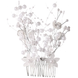 Sublime peigne à cheveux ornée de perles nacrées, un bijou délicat et raffiné pour sublimer votre coiffure. Des perles rondes, éclatantes et lumineuses, sont délicatement montées sur une structure en métal argenté. Une composition florale et aérienne parfaite pour une touche d'élégance discrète.
