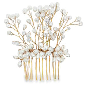 Sublime peigne orné de délicates perles rondes, évoquant un bouquet de fleurs précieuses. La monture en métal doré souligne l'éclat naturel des perles, apportant une touche de sophistication à votre coiffure. Parfait pour sublimer votre style lors d'occasions spéciales ou pour ajouter une touche d'élégance au quotidien.