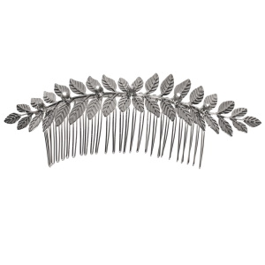 Sublime peigne à cheveux ornée de strass, un bijou délicat et raffiné pour sublimer votre coiffure.Une composition florale pour une touche d'élégance discrète.
