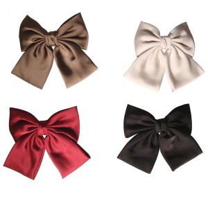 Barrette à cheveux ornée d'un nœud papillon de couleur. 4 coloris différents. Vendu à l'unité. Votre préférence en commentaires.