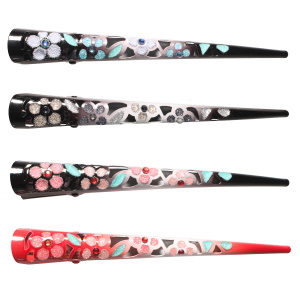 Pince à cheveux en métal de couleur brillant avec des motifs de fleurs ornées de cristaux. 4 coloris différents. Vendu à l'unité. Votre préférence en commentaires.