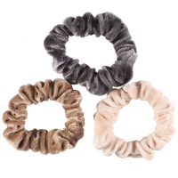 Lot de 3 chouchous élastiques pour cheveux en textile velours de couleurs différentes.