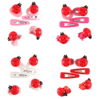 Set d'accessoires cheveux pour enfants composé de deux élastiques en textile avec coccinelle en plastique, paire de clic-clacs de couleur et deux élastiques avec coccinelle et fleurs en plastique de couleur. 4 coloris différents. Vendu à l'unité. Vous pouvez mettre votre préférence de coloris en commentaire.