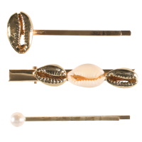 Set d'articles cheveux composé d'une pince surmontée de coquillages cauris en métal doré et d'un véritable coquillage cauri, une épingle surmontée d'un coquillage cauri en métal doré et d'une épingle surmontée d'une perle synthétique.
