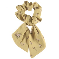 Chouchou élastique pour cheveux en forme de foulard noué en textile de couleur avec motifs de fleurs.